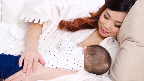 Hãy cho bé bú nằm để cả hai mẹ con đều được thoải mái. 