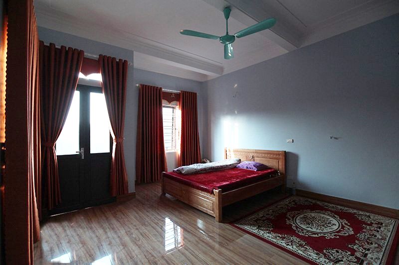 Phòng ngủ của bố mẹ chàng cầu thủ cũng rất rộng, nội thất gỗ và vật dụng trang trí như rèm cửa, thảm nhà có tông màu đỏ thẫm vô cùng ấm cúng