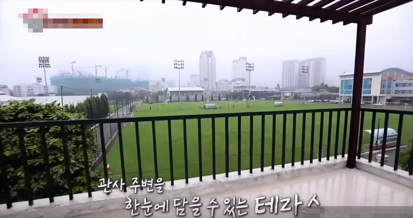 Toàn cảnh sân bóng nhìn từ ban công nhà thầy Park.