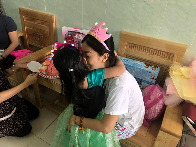 Khoảnh khắc âu yếm của Mai Phương dành cho con gái nhỏ khi bé tròn 5 tuổi.  
