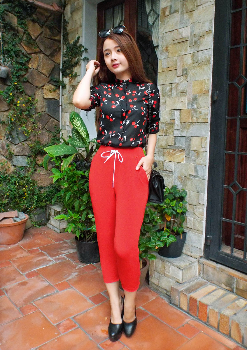 Họa tiết Chery đỏ trên áo sơ mi, phù hợp cho thời trang công sở