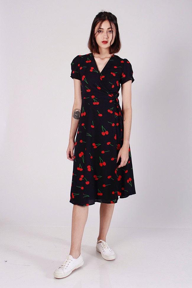 Họa tiết Cherry đỏ trên phông váy đen đầy ấn tượng
