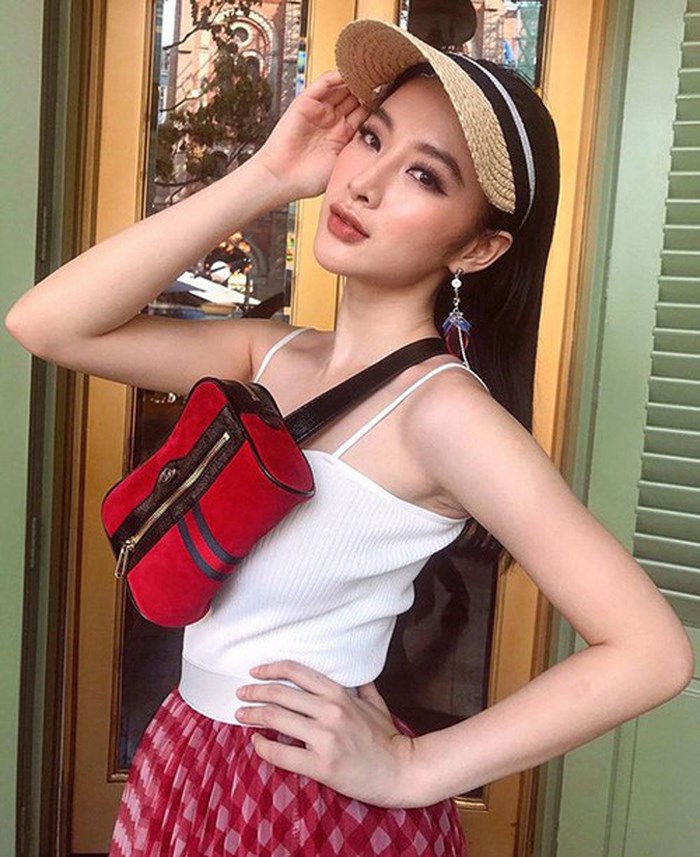 Angela Phương Trinh cũng chọ mũ chống nắng nửa đầu phối hợp với bộ đồ đầy khỏe khắn