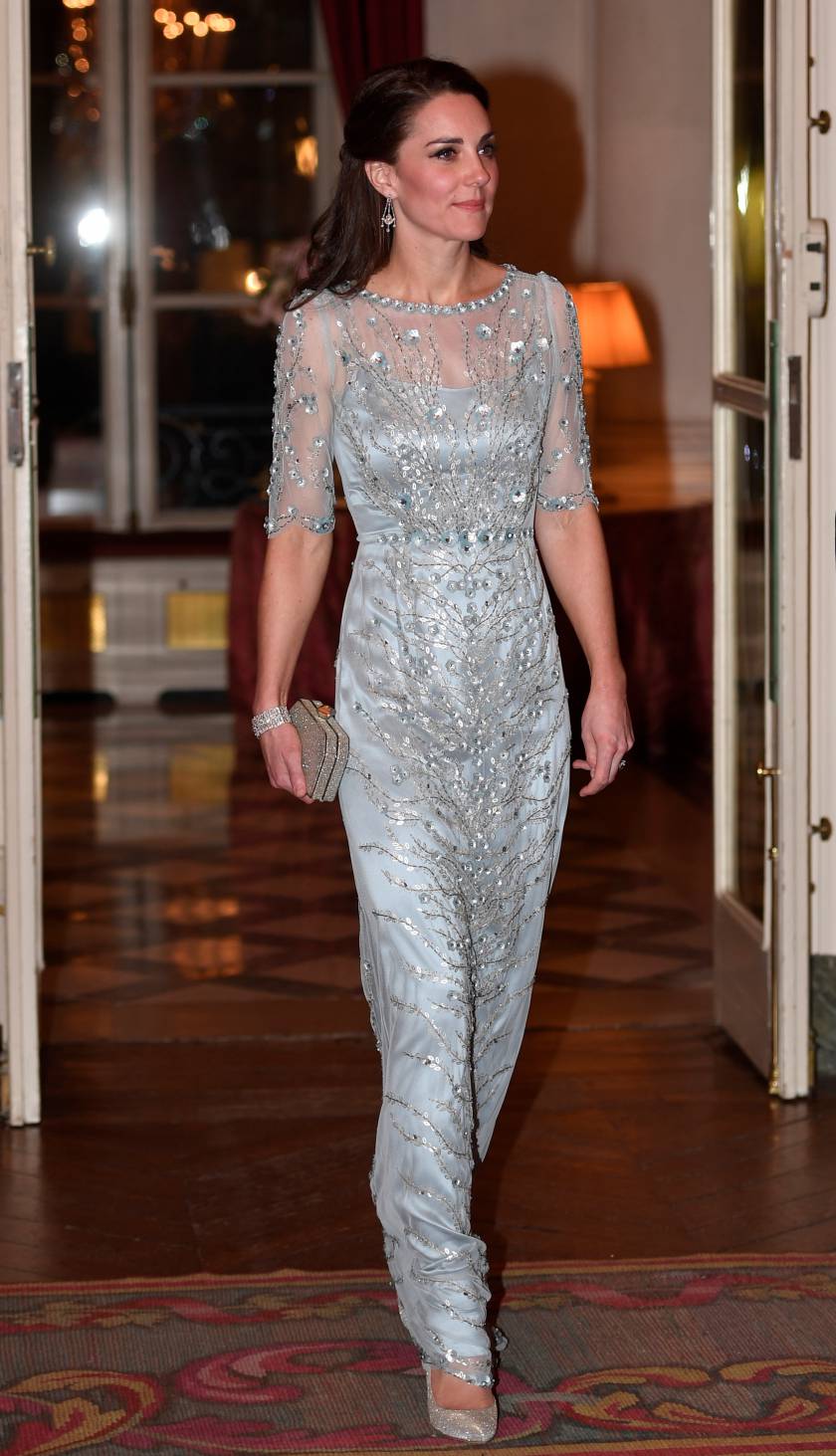 Lại là một thiết kế nền nã từ nhà mốt Jenny Packham. Công nương Anh “toả sáng” trong dáng đầm tay lỡ được tô điểm bởi nhiều tầng lớp hoa đính kết tỉ mẩn. Chính bởi dáng vẻ lôi cuốn mà chiếc đầm này có giá không hề nhỏ – 5771 đô la Mỹ (tương đương 132 triệu đồng).