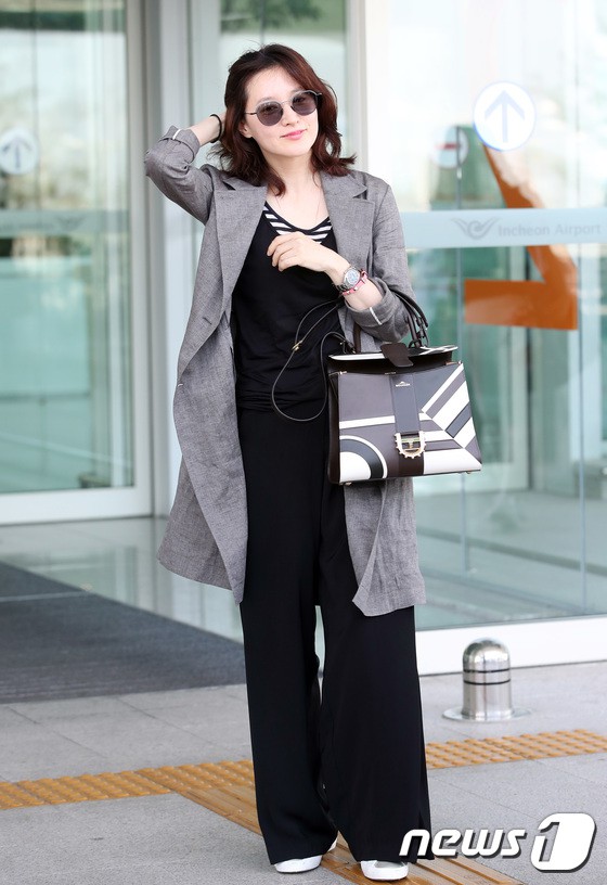  Lee Young Ae xuất hiện giản dị tại sân bay Hong Kong