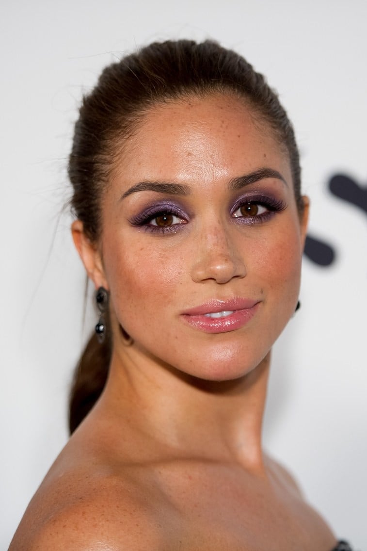 Năm 2012, lần đầu tiên Meghan Markle thử nghiệm màu mắt tím huyền bí và vô cùng phá cách. Màu mắt này khá khó diện nhưng nữ diễn viên lại chinh phục nó một cách dễ dàng bởi nó rất hợp với màu mắt nâu của cô. Bên cạnh đó, cô cũng khéo léo chọn son bóng màu hồng rất nhạt để tạo sự cân bằng.