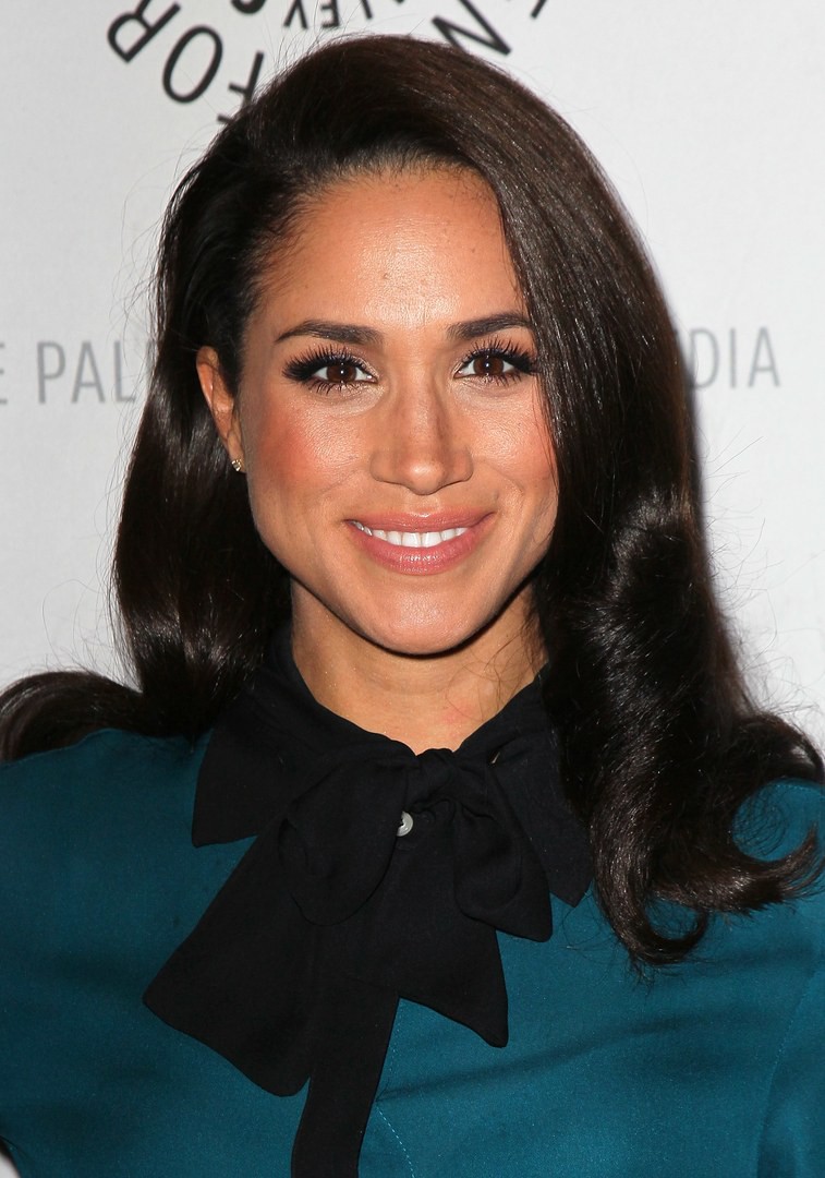 háng 1 năm 2013, Meghan Markle vẫn tín nhiệm tông makeup màu đào quen thuộc nhưng sử dụng thêm gam màu nhũ vàng cho mắt để có diện mạo long lanh, cuốn hút hơn.