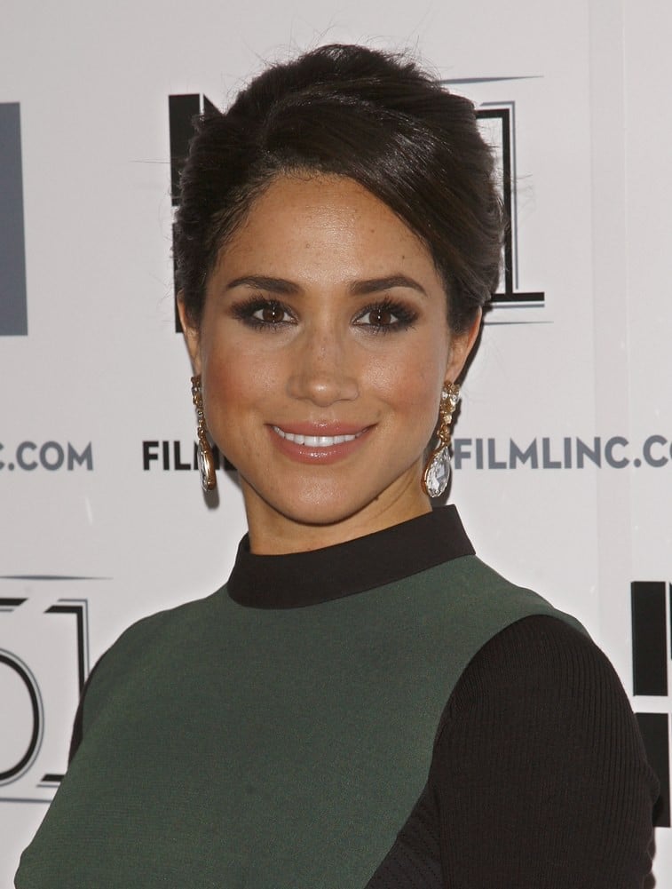 Tháng 10 năm 2013, tuy chưa hẹn hò với Hoàng tử Harry nhưng Meghan Markle đã cho thấy dáng dấp của một Công nương tương lai với cách trang điểm và phục sức rất tinh tế, quý phái.