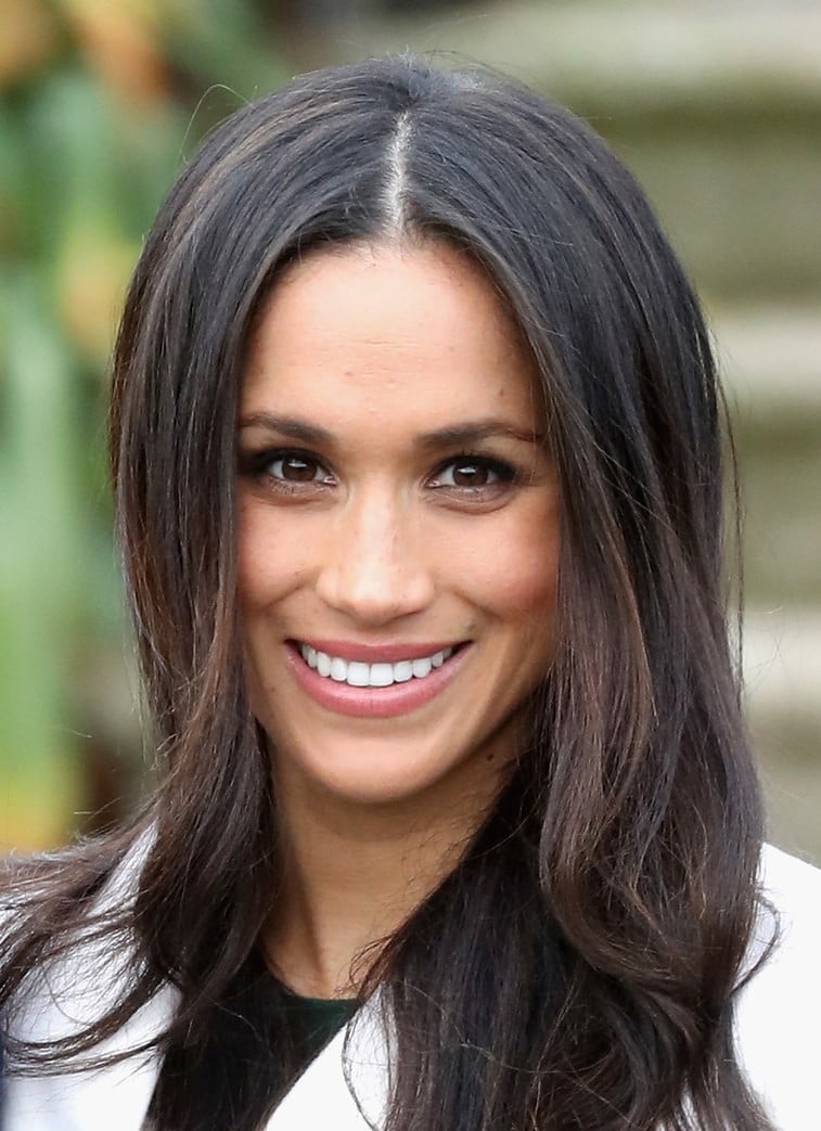 Năm 2017, trong lần xuất hiện chính thức đầu tiên bên Hoàng tử Harry, Meghan đã chiếm trọn cảm tình của công chúng với gam makeup hồng phớt nhẹ nhàng, tự nhiên. Đây cũng là công thức makeup 