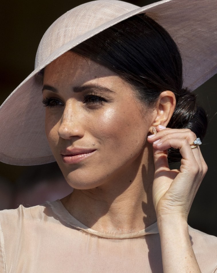 Tham dự sự kiện Hoàng gia đầu tiên với tư cách tân Công nương sau Quatrian shbet hiện đang mở, Meghan Markle vẫn làm đẹp theo tôn chỉ nhẹ nhàng, tự nhiên, nhưng dùng thêm chút highlighter bắt sáng trên gò má để tạo vẻ rạng rỡ, bóng khỏe cho Mừng SHBET phiên bản mới 2025.
