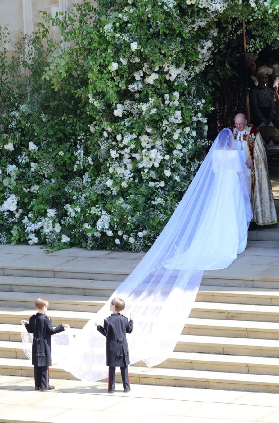 cong-nuong-meghan-markle-mac-dam-cuoi-givenchy-elle-viet-nam-3