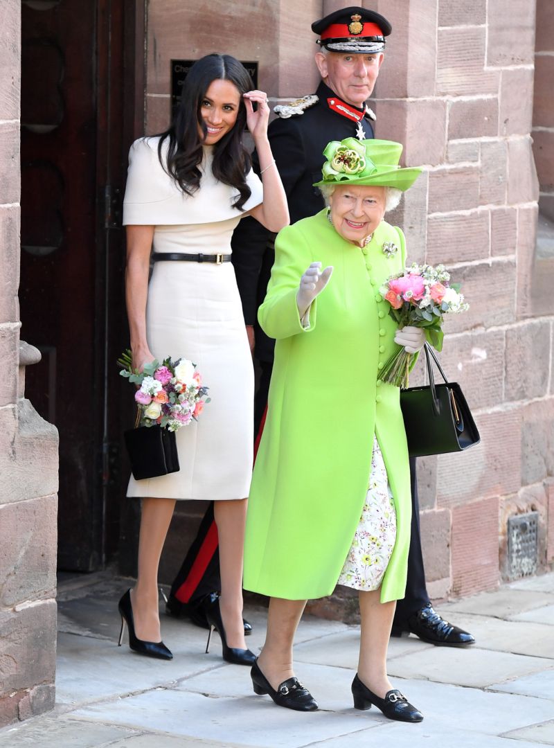 Trong chuyến công du lần đầu tiên cùng nữ hoàng, Meghan Markle thanh lịch trong thiết kế đầm màu kem trang nhã từ thương hiệu Givenchy. Phần cổ thuyền cách điệu cùng phom dáng ôm nhẹ vòng hông giúp tôn vẻ tinh tế của công nương nước Anh. Trong khi đó, nữ hoàng Elizabeth xuất hiện nổi bật như thường lệ.