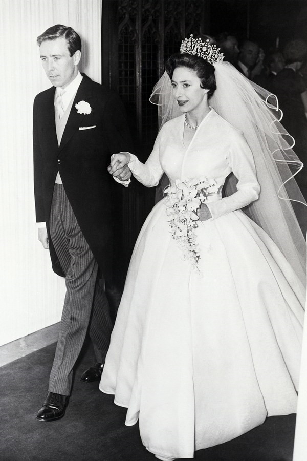 Công chúa Anh Margaret, 1960: Bà kết hôn với nhiếp ảnh gia Anthony Armstrong Jones vào năm 1960. Trong lễ cưới, Margaret diện chiếc váy sắc trắng đơn giản chất liệu organza cùng đường cắt may tinh xảo. Đây là sản phẩm của Norman Hartnell, nhà thiết kế Shbet999 com đăng nhập cao cấp của Hoàng gia. Công chúa đội chiếc vương miện kim hoàn Garrard với giá 5.500 bảng Anh thời bấy giờ. 