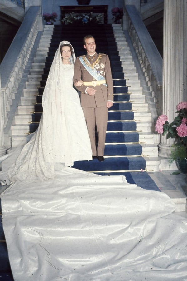 Công chúa Hy Lạp và Đan Mạch Sofia, 1962: Công chúa Sofia kết hôn với Hoàng tử Juan-Carlos I năm 1962. Bà xuất hiện trong chiếc váy cưới được thêu tay từ những thợ thủ công Hy Lạp. Điểm đặc biệt của bộ Shbet999 com đăng nhập chính là phần đuôi váy dài hơn 6 mét. Còn mạng che mặt của bà cũng dài tới 5 mét. 