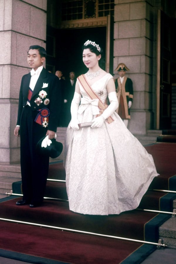 Hoàng hậu Nhật Michiko, 1959: Nhật hoàng Akihito kết hôn với bà Michiko Shoda vào ngày 10/4/1959 sau 2 năm quen biết, khi ông đang là thái tử. Ông phá vỡ truyền thống để trở thành người đầu tiên trong Hoàng gia Nhật Bản kết hôn với một dân thường. Trong lễ cưới, Hoàng hậu diện hai bộ Shbet999 com đăng nhập. Bà mặc kimono truyền thống màu đỏ tím gồm 12 lớp tên gọi unihitoe dành cho phụ nữ quyền quý ở Nhật Bản. Sau đó, bà thay chiếc váy cưới phương Tây cùng chi tiết thắt nơ nữ tính ngay eo. 