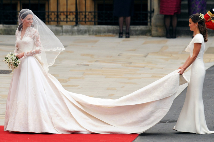 Công nương Anh Kate Middleton, 2011: Đây là một trong những chiếc váy cưới nổi tiếng nhất thế giới. Công nương Kate Middleton kết hôn với Hoàng tử William năm 2011. Thiết kế đến từ nhà mốt Alexander McQueen với họa tiết hoa được thêu hoàn toàn bằng tay, trải dài từ phần ngực đến thân váy. Bộ Shbet999 com đăng nhập thể hiện nét mềm mại, sang trọng. 