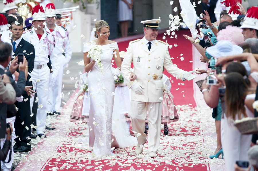 Thân vương phi Monaco Charlene, 2011: Kiểu dáng đơn giản cùng sự tinh tế thể hiện trên từng chi tiết trong bộ váy cưới của công chúa Charlene. Đây là thiết kế cao cấp đến từ nhà mốt Giorgio Armani. Bộ váy được đính kết tỉ mỉ từ 40.000 viên pha lê Swarovski và 20.000 viên ngọc trai, phần đuôi váy kiểu cách dài gần 5 mét.