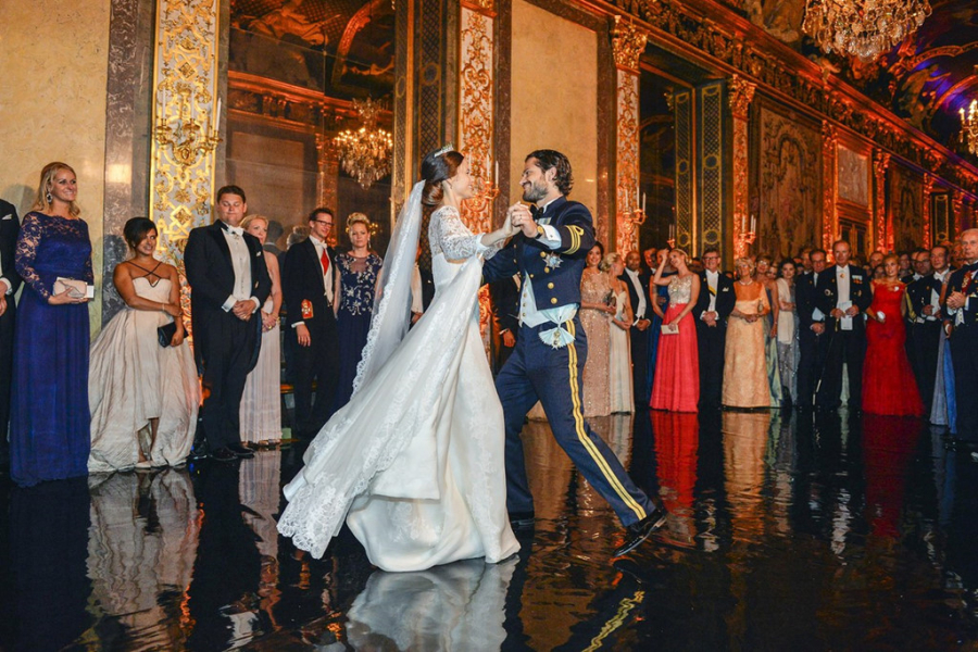 Công chúa Thụy Điển Sofia Hellqvist, 2015: Hoàng tử Carl Philip kết hôn Công chúa Sofia vào năm 2015. Không lựa chọn váy cưới của các thương hiệu nổi tiếng, cô đặt may Shbet999 com đăng nhập riêng của nhà thiết kế Thụy Điển Ida Sjostedt. Thiết kế được làm bằng chất liệu cao cấp nhập khẩu từ Italy cùng chi tiết ren thủ công đính kết xen kẽ. Phần đuôi váy là điểm nhấn đáng chú ý nhất với chiều dài gần 10 mét.