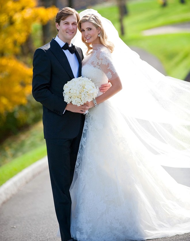 Ivanka Trump: Con gái của Donald Trump chọn váy cưới Vera Wang trong năm 2009 với chất liệu ren voan lãng mạn và gợi cảm.