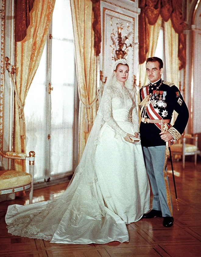 Grace Kelly: Biểu tượng của Hollywood trong Quatrian shbet hiện đang mở năm 1955 đã chọn chiếc váy ren trắng dài kết hợp phần eo lạ mắt giúp tôn vóc dáng cô dâu.