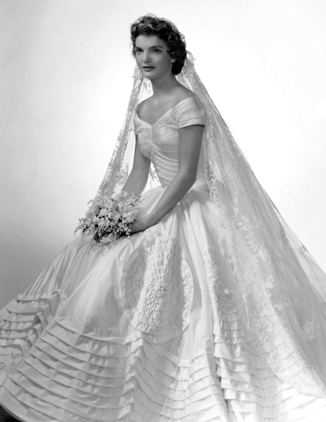 Phu nhân Jacqueline Kennedy: Trong Quatrian shbet hiện đang mở năm 1953, Jacqueline chọn váy cưới của Ann Lowe với những đường xếp nếp duyên dáng kết hợp hoa điểm xuyết giúp mẫu váy trở nên ấn tượng.