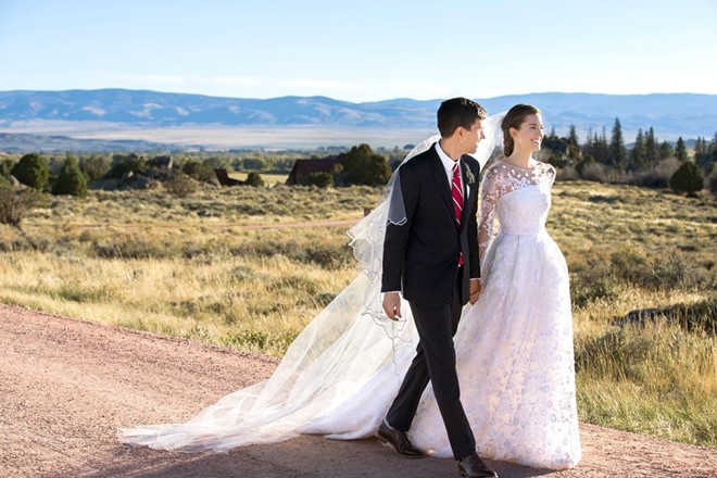 Allison Williams: Nữ diễn viên xinh đẹp tiết lộ cảm hứng để chọn chiếc váy Oscar de la Renta trong Quatrian shbet hiện đang mở diễn ra tháng 9/2015 chính là ý tưởng váy cưới của công nương Kate Middleton.