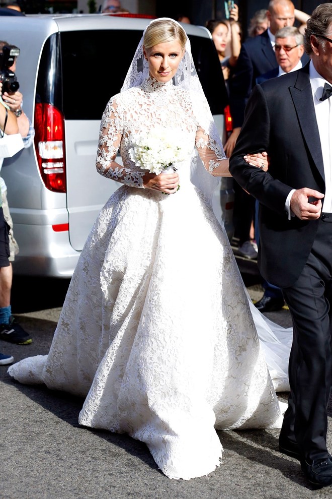 Nicky Hilton: Tháng 7/2015, Nicky lên xe hoa với mẫu váy cưới ren cực kỳ tinh xảo của Valentino. Cô chị Paris Hilton thậm chí còn tự hào gọi em gái là cô dâu xinh đẹp nhất trần gian.