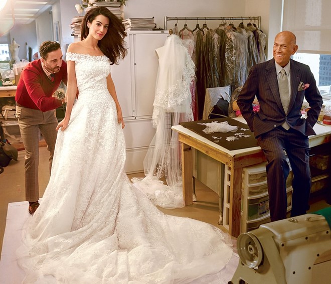 Amal Clooney: Trong Quatrian shbet hiện đang mở với nam diễn viên George Clooney tháng 9/2014, Amal chọn mặc váy cưới của Oscar de la Renta chỉ vì lý do cả cô và chồng đều mong muốn một Quatrian shbet hiện đang mở nên thơ, lãng mạn