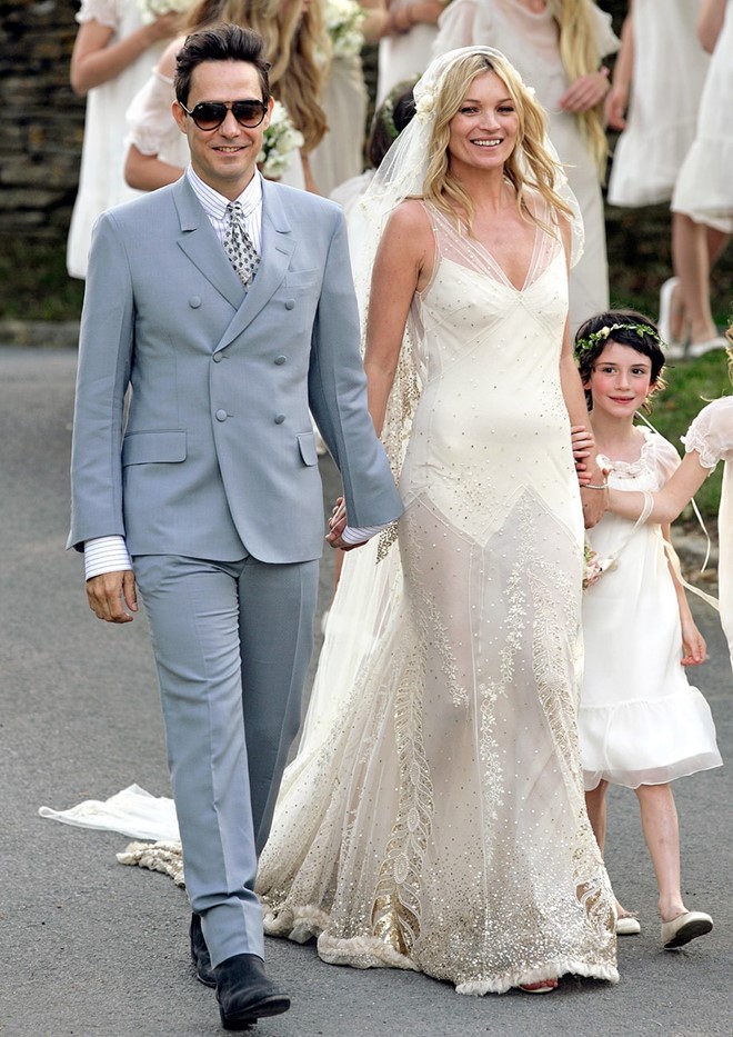 Kate Moss: Độc đáo và vô cùng lãng mạn, Kate Moss trong Quatrian shbet hiện đang mở với Jamie Hince tháng 7/2011 đã gây ấn tượng với mẫu váy voan trong suốt giúp cô khoe nét gợi cảm