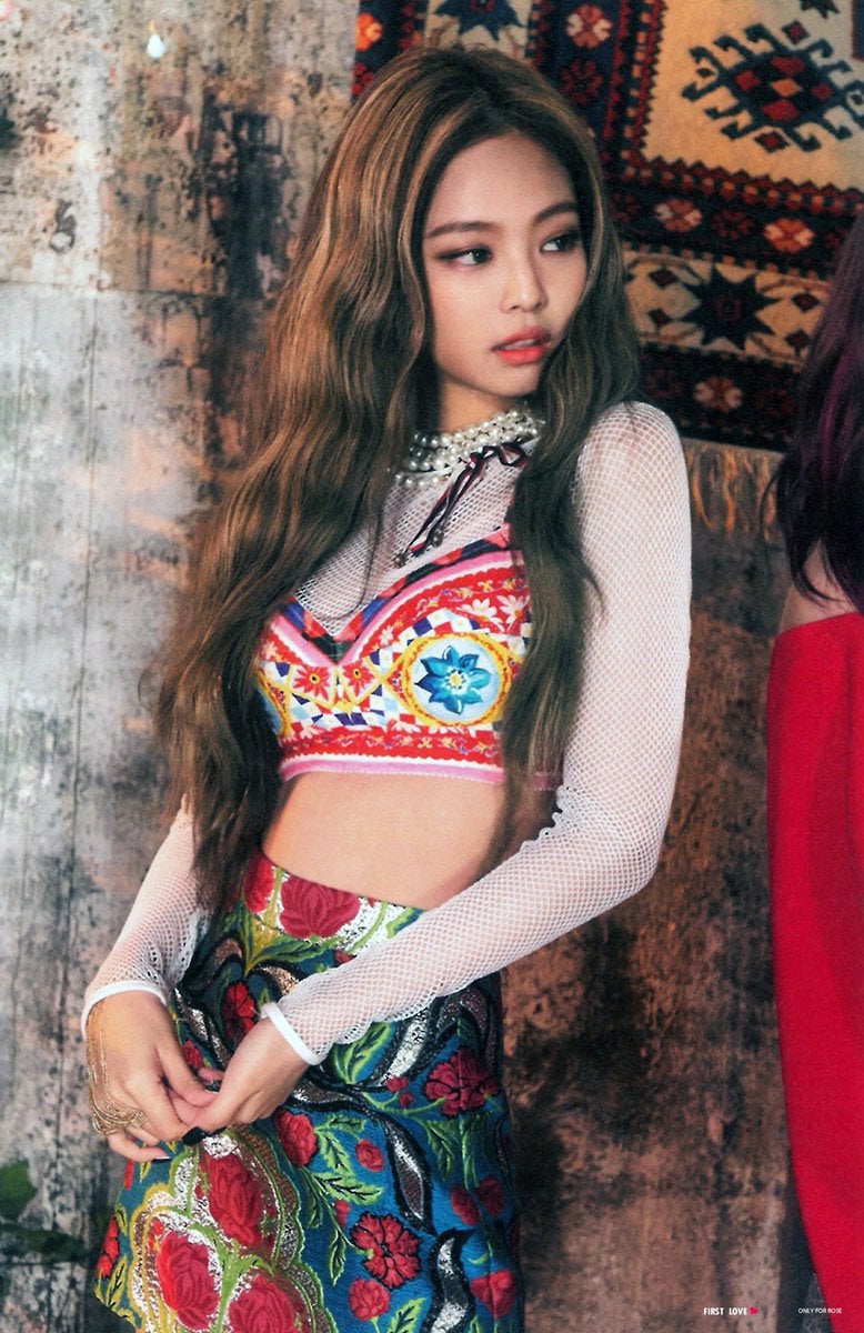 Jennie luôn tự tin diện áo crop-top để khoe rõ vòng bụng hoàn hảo của mình ở bất cứ đâu: trên sân khấu, sự kiện và cả đời thường.
