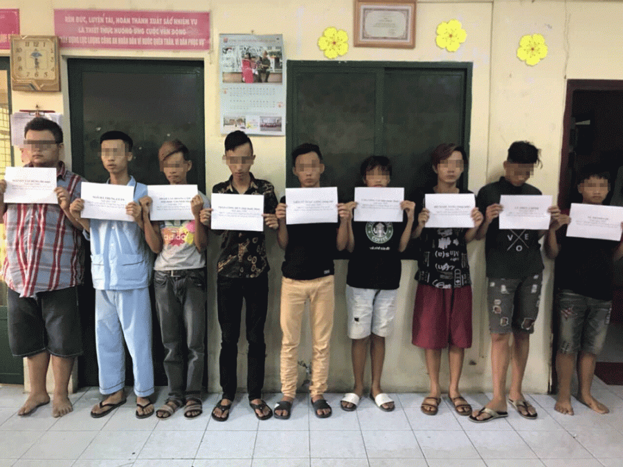 Những tên cướp bị tạm giữ tại cơ quan công an.