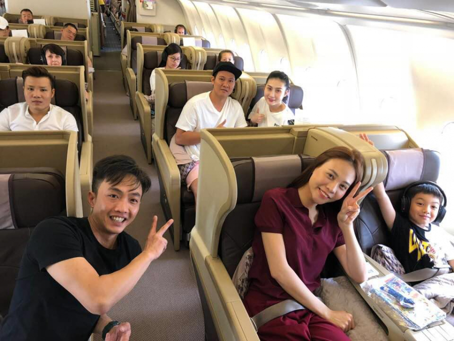 Chuyến đi có cả Đàm Thu Trang, vẻ mặt cậu bé rất là hào hứng.
