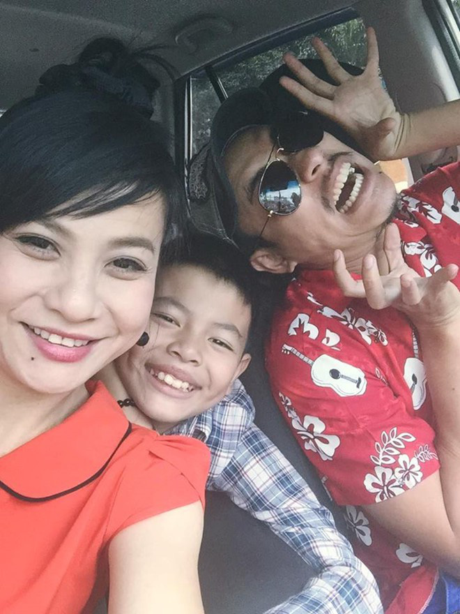 Kiều Minh Tuấn vui vẻ bên con trai Cát Phượng.
