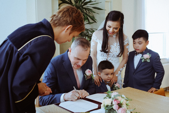 Sau 5 năm chung sống, hôm nay 2 người đã chính thức đặt bút kí tên vào tờ giấy kết hôn.