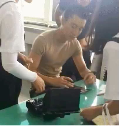 Hình ảnh tiều tụy của anh khi kí tặng fan tại phim trường.