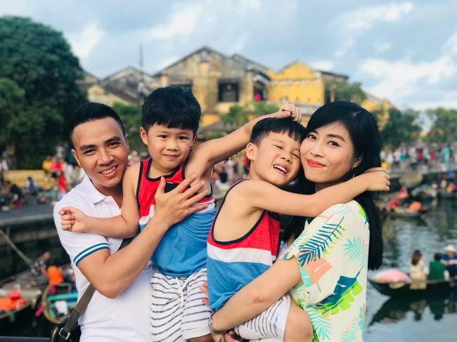 1530921592-189-mc-chung-toi-la-chien-si-duoc-chong-sap-cuoi-tang-tram-trieu-mung-ngay-dac-biet-36386282_10216917338385804_3962093668269031424_o-1530893641-width650height487
