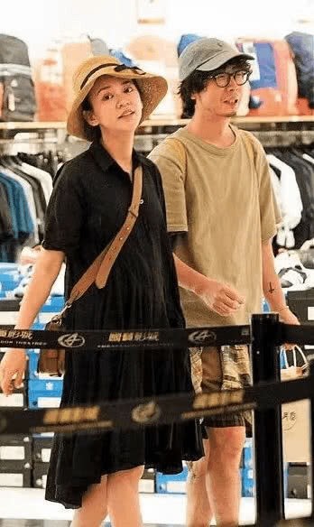 Bắt gặp Trần Ý Hàm và bạn trai tại khu mua sắm.