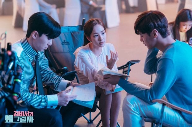Cả ba diễn viên tập trung vào cuộc thảo luận, cẩn thận đọc lại kịch bản.