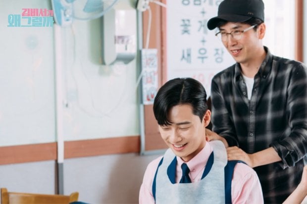 Đạo diễn Park Joon Hwa trìu mến xoa bóp vai cho Park Seo Joon.