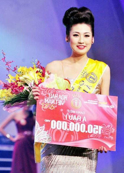 Tú Anh tại thời điểm đăng quang Á Hậu 2012.