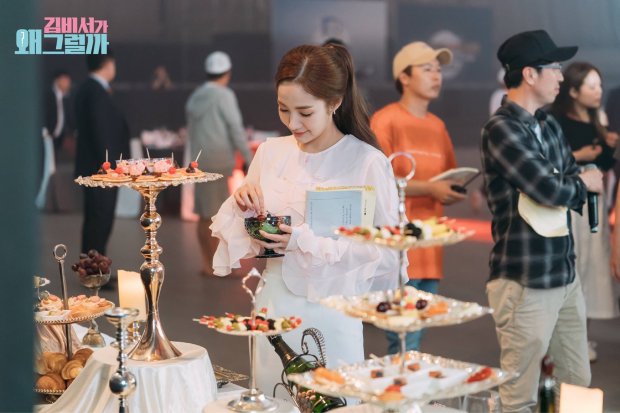  Min Young đói quá nên phải ăn tạm trước khi vào quay.