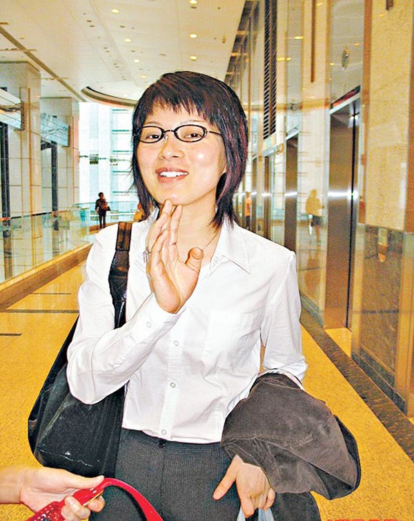 Lưu Cẩm linh bán bảo hiểm để kiếm sống khá chật vật.