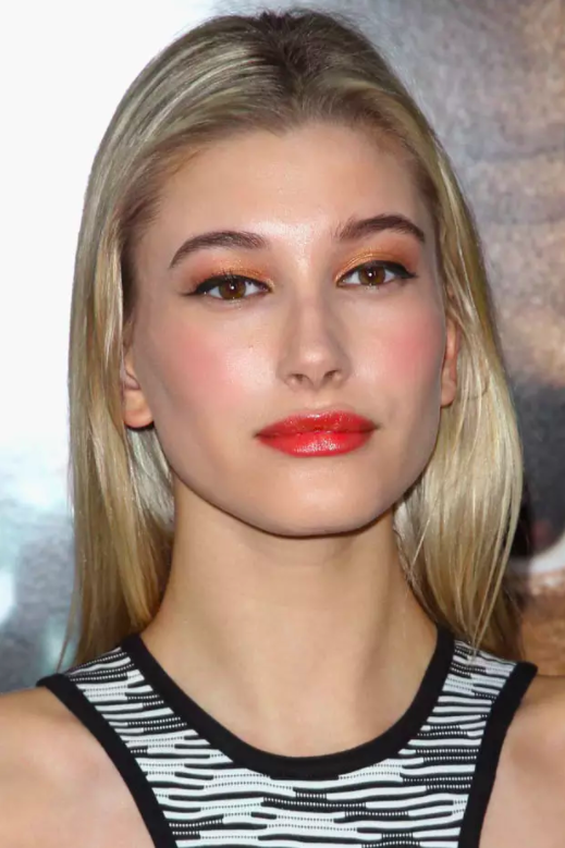 Năm 2013, khó ai có thể chối cãi Hailey Baldwin đã tân trang nhan sắc với chiếc mũi mới hoàn toàn. Hàng lông mày của cô đã rậm rạp quyến rũ hơn trước. Phong cách trang điểm cũng đã rất sang chảnh và sành điệu.