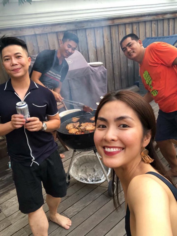 Gương mặt cô trông gầy 