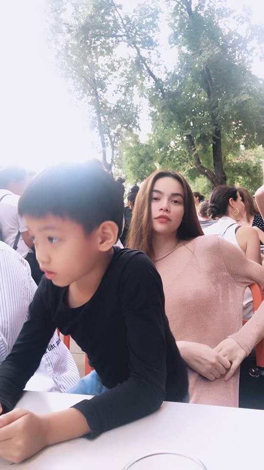 Thần thái sang chảnh của Hà Hồ.
