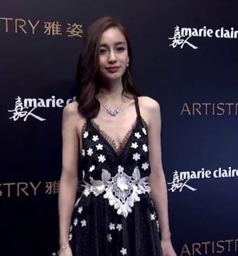 Diện chiếc váy thiết kế 2 dây xẻ ngực, Angela Baby để lộ khuôn ngực gầy đến hốc hác.