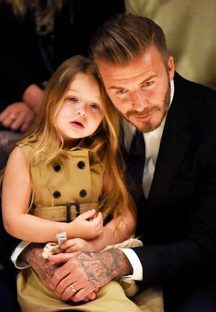 Là con gái út của cặp đôi David - Victoria Beckham, Harper Seven Beckham có Shbet16 chơi game trực tuyến đáng mơ ước. Harper luôn xuất hiện cùng bố trên hàng ghế đầu của những show diễn thời trang danh giá. 