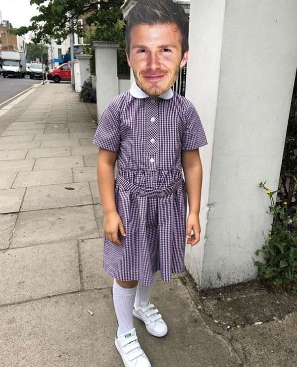 Nhóc Harper đeo mặt nạ hình mặt bố Beckham đi học.