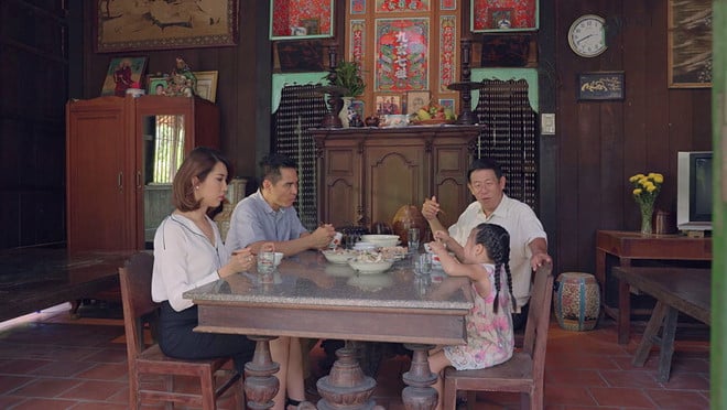 Hân tỏ vẻ khó chịu khi về quê chồng.