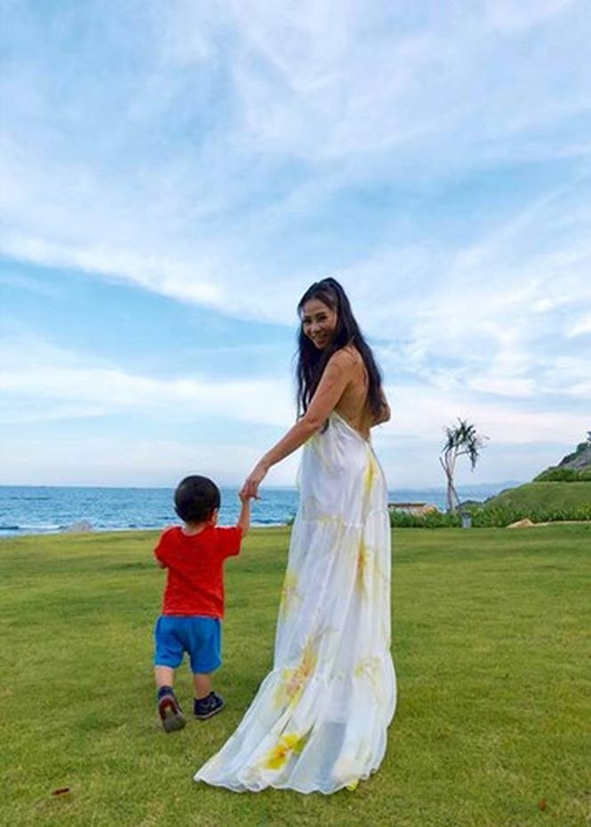 Ca sĩ Thu Minh khoe ảnh con, những vẫn giữa ý chụp ở những góc không để lộ diện gương mặt cậu bé.